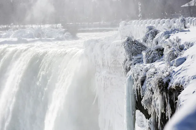 Thác Niagara, Canada hóa băng thu hút du khách - Ảnh 2.