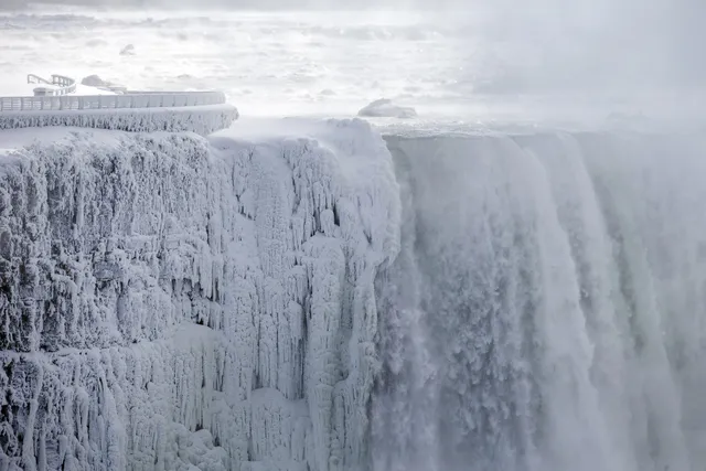 Thác Niagara, Canada hóa băng thu hút du khách - Ảnh 10.