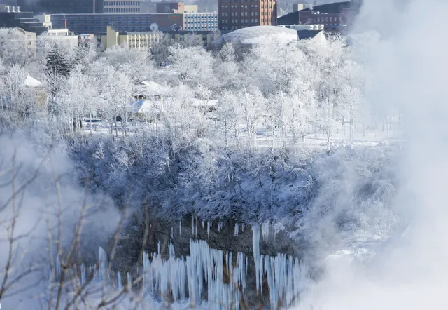 Thác Niagara, Canada hóa băng thu hút du khách - Ảnh 4.