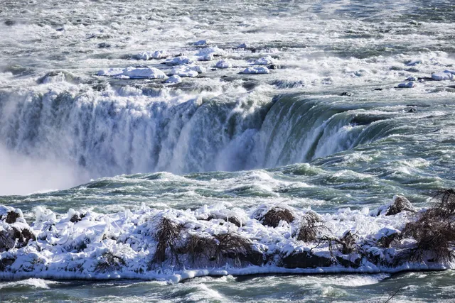 Thác Niagara, Canada hóa băng thu hút du khách - Ảnh 8.