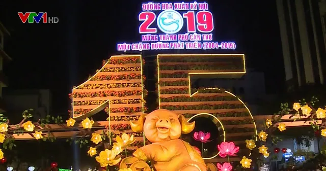 Đường hoa Xuân Cần Thơ rực rỡ, làm từ 80.000 chậu hoa tươi - Ảnh 1. Đường hoa Xuân Cần Thơ rực rỡ, làm từ 80.000 chậu hoa tươi - Ảnh 1.