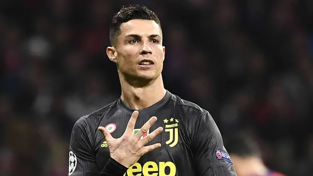 Bị thù cũ chế giễu, C.Ronaldo trả đũa ngay trên sân - Ảnh 1.