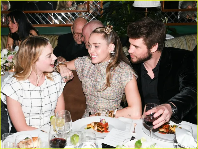 Oscar 2019: Cô dâu mới Miley Cyrus thu hút mọi ánh nhìn - Ảnh 9.