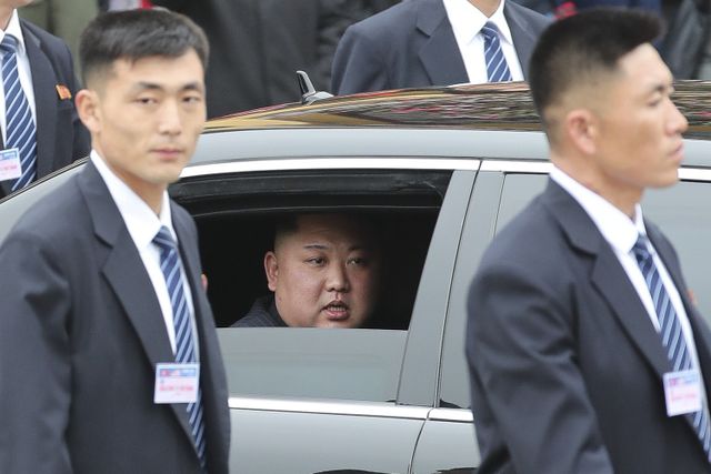 Chủ tịch Triều Tiên Kim Jong-un hạ cửa kính ô tô, tươi cười vẫy tay chào người dân Việt Nam - Ảnh 9.