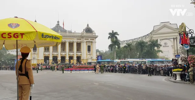 Ảnh: Nhìn lại cảnh đoàn xe của Chủ tịch Triều Tiên Kim Jong-un tiến vào thủ đô Hà Nội - Ảnh 7.