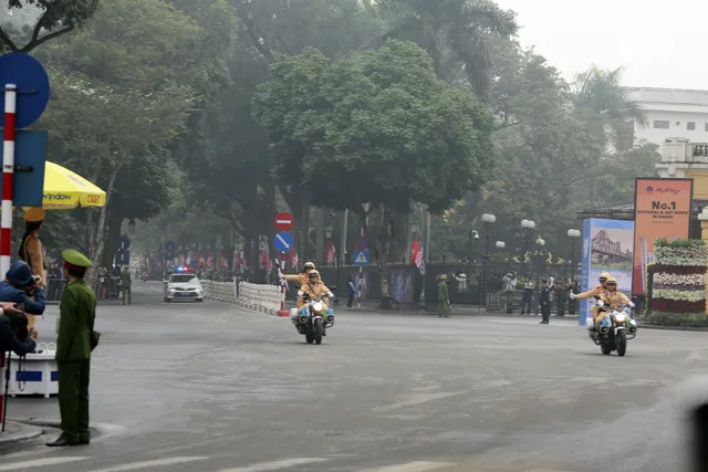 Ảnh: Nhìn lại cảnh đoàn xe của Chủ tịch Triều Tiên Kim Jong-un tiến vào thủ đô Hà Nội - Ảnh 18.