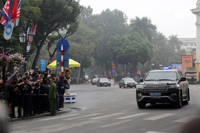 Ảnh: Nhìn lại cảnh đoàn xe của Chủ tịch Triều Tiên Kim Jong-un tiến vào thủ đô Hà Nội - Ảnh 28.