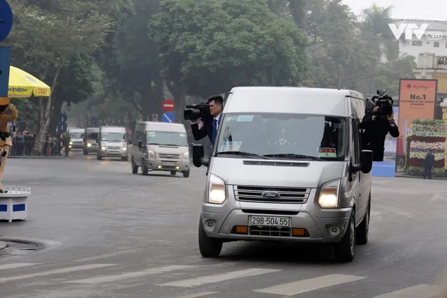 Ảnh: Nhìn lại cảnh đoàn xe của Chủ tịch Triều Tiên Kim Jong-un tiến vào thủ đô Hà Nội - Ảnh 29.