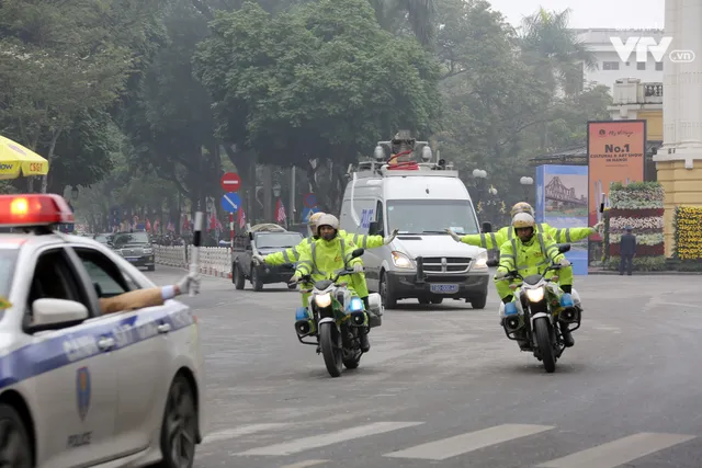 Ảnh: Nhìn lại cảnh đoàn xe của Chủ tịch Triều Tiên Kim Jong-un tiến vào thủ đô Hà Nội - Ảnh 31.