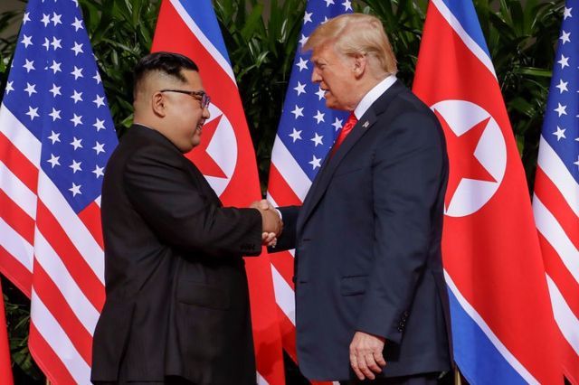 Nhìn lại hai cái bắt tay lịch sử của Tổng thống Trump và Chủ tịch Kim Jong-un - Ảnh 1.