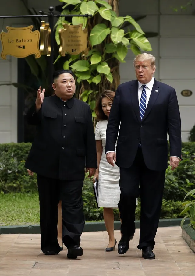 VIDEO Tổng thống Donald Trump và Chủ tịch Kim Jong-un cùng tản bộ trong vườn khách sạn - Ảnh 2.