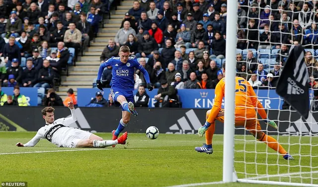 Lập cú đúp vào lưới Fulham, Vardy chạm mốc 100 bàn cho Leicester City - Ảnh 2.