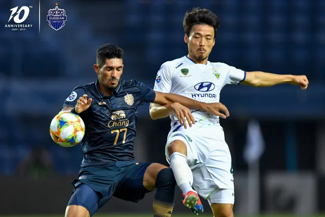 Xuân Trường ngồi dự bị trong ngày Buriram gây sốc trước Jeonbuk - Ảnh 1.