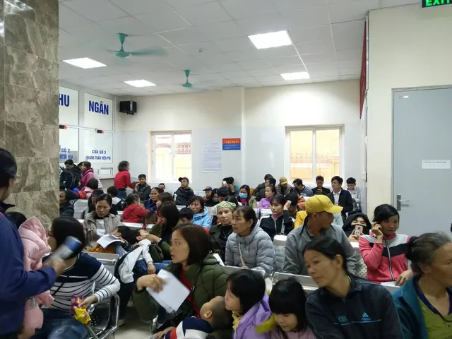 Hai bệnh viện lớn của Hà Nội chật cứng bệnh nhi từ Bắc Ninh thăm khám vì nghi nhiễm sán - Ảnh 2.