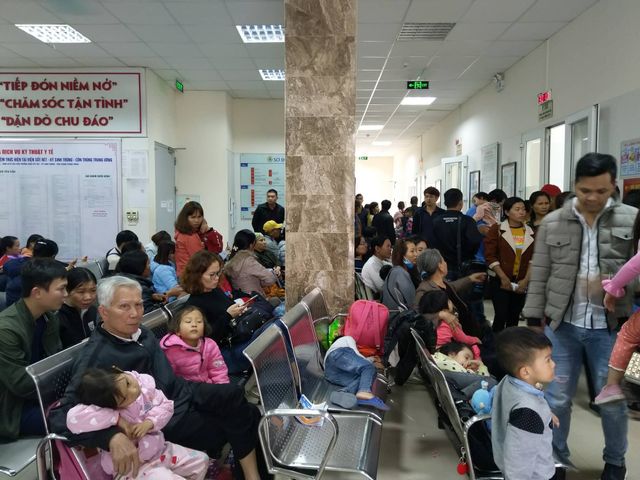 Hai bệnh viện lớn của Hà Nội chật cứng bệnh nhi từ Bắc Ninh thăm khám vì nghi nhiễm sán - Ảnh 1.