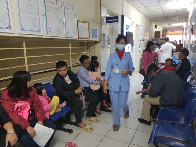 Hai bệnh viện lớn của Hà Nội chật cứng bệnh nhi từ Bắc Ninh thăm khám vì nghi nhiễm sán - Ảnh 3.