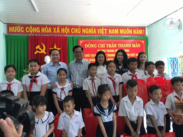 Quỹ Tấm lòng Việt trao tặng hàng nghìn suất quà cùng học bổng tới học trò nghèo trong 5 tháng đầu năm 2019 - Ảnh 4.