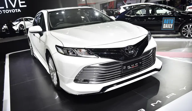 Nóng: Ảnh thực tế Toyota Camry 2019 sắp ra mắt tại Việt Nam - Ảnh 1.