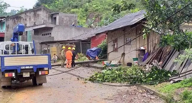 Hàng trăm hộ dân tại Lạng Sơn bị tốc mái nhà do tố lốc - Ảnh 1.