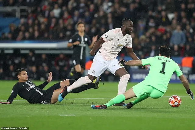 ẢNH: Man Utd thắng kịch tính PSG nhờ VAR để giành quyền vào tứ kết UEFA Champions League - Ảnh 2.