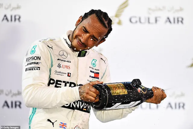 Đua xe F1: Lewis Hamilton giành chiến thắng tại GP Bahrain - Ảnh 4.