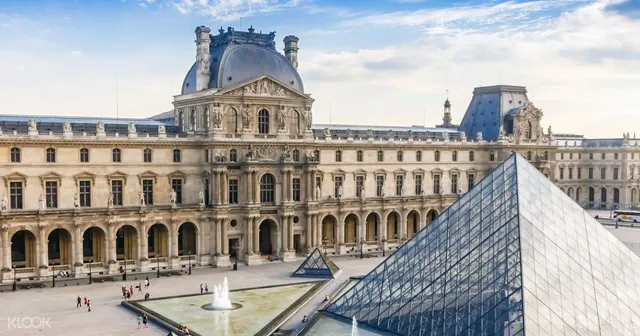 Kim tự tháp kính ở bảo tàng Louvre khoác áo mới mừng sinh nhật 30 tuổi - Ảnh 1.