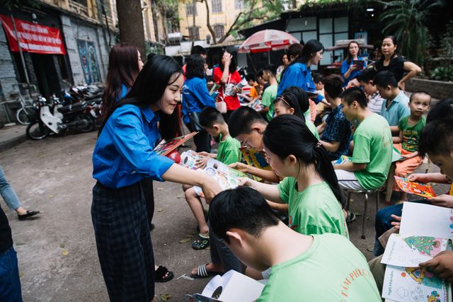 Sinh viên HV Báo chí và Tuyên truyền trao yêu thương đến các em nhỏ tàn tật tại Trung tâm Phúc Tuệ - Ảnh 3.