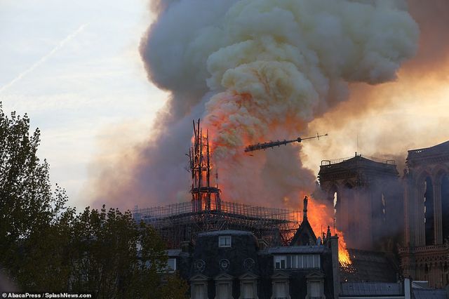 [Chùm ảnh] Biểu tượng hơn 800 năm tuổi Nhà thờ Đức Bà Paris chìm trong biển lửa - Ảnh 6.