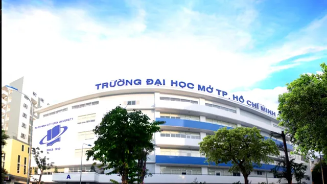 Trường đại học đầu tiên ở Tp. Hồ Chí Minh ngừng sử dụng chai nhựa - Ảnh 1.