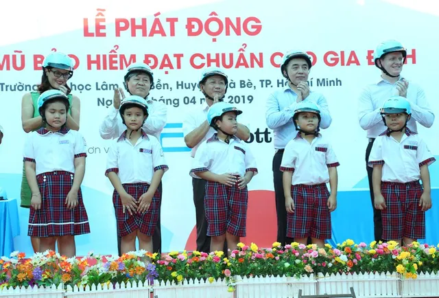 Trao tặng hơn 1.000 mũ bảo hiểm miễn phí cho học sinh và giáo viên - Ảnh 1.