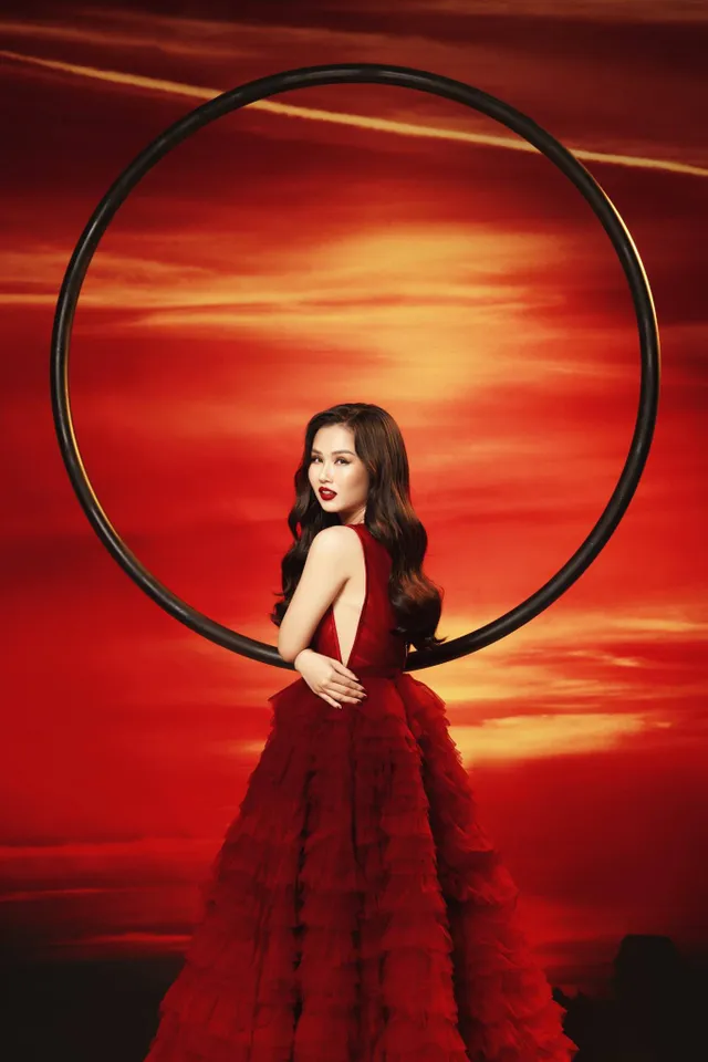 Võ Hạ Trâm mang hình ảnh nữ quyền vào MV Girl on fire - Ảnh 1.