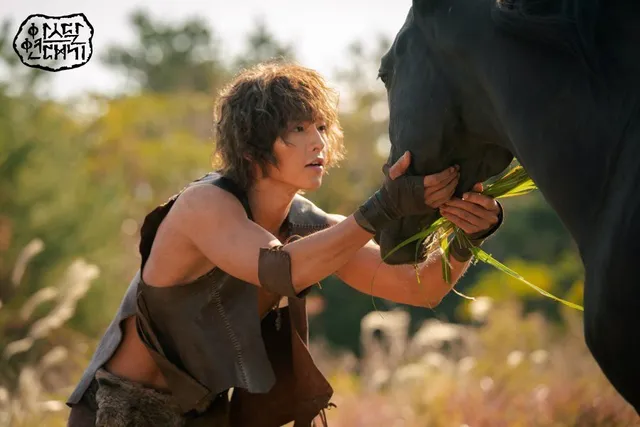 Song Joong Ki hóa người rừng bẩn thỉu trong phim mới Asadal Chronicles - Ảnh 3.