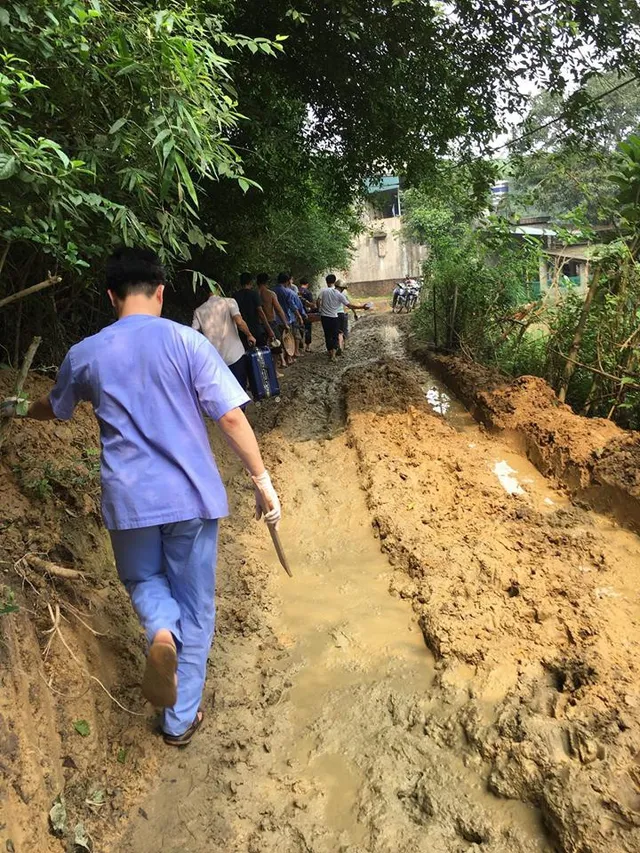 Vào tận hiện trường cấp cứu người đàn ông bị lưỡi máy cắt chè văng vào cổ chân - Ảnh 1.