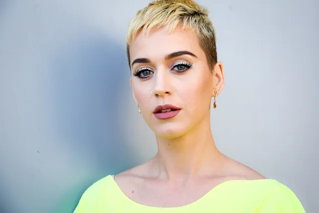 Chán tóc ngắn, Katy Perry trở lại với mái tóc dài quyến rũ - Ảnh 2.