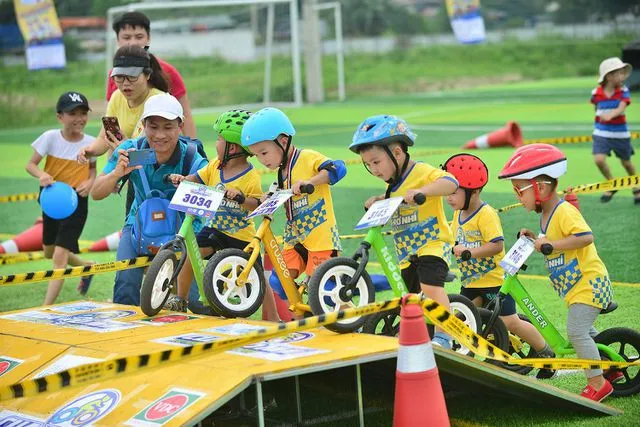 Những tay cua-rơ nhí tham gia đua xe đạp thăng bằng