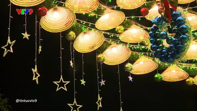 Độc đáo cây thông Noel bằng nón lá khổng lồ - Ảnh 2.