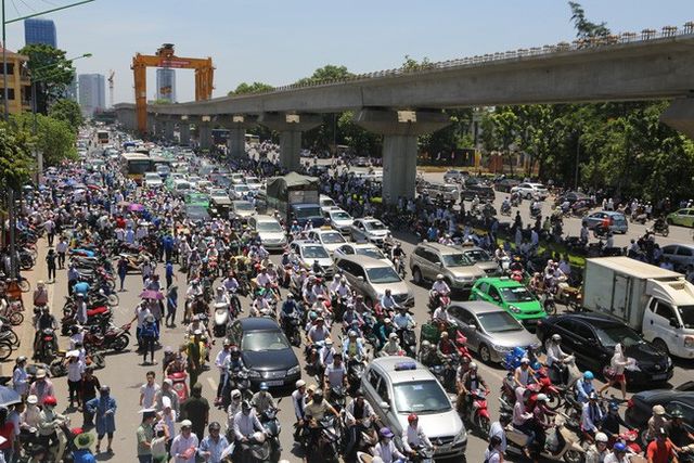 Bàn tròn trực tuyến: Chủ trương hạn chế phương tiện cá nhân của TP Hà Nội - Ảnh 1.