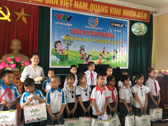 Quỹ Tấm lòng Việt trao tặng hàng nghìn suất quà cùng học bổng tới học trò nghèo trong 5 tháng đầu năm 2019 - Ảnh 3.