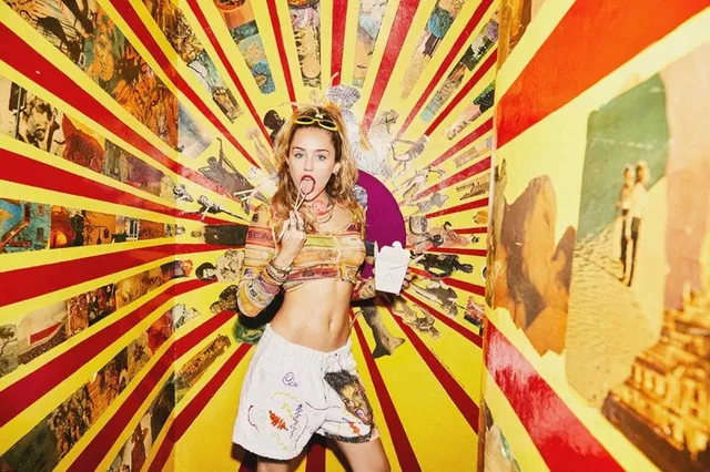 Miley Cyrus trước ống kính của Ellen Von Unwerth: Hoang dã trở lại - Ảnh 4.