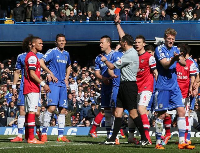 Người cầm còi trận derby Manchester từng mắc sai lầm khó đỡ trong quá khứ - Ảnh 1.