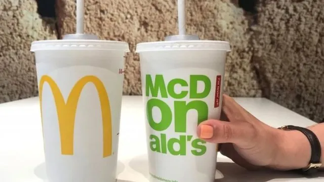 Khách hàng McDonalds phàn nàn ống hút giấy không đảm bảo chất lượng - Ảnh 1.