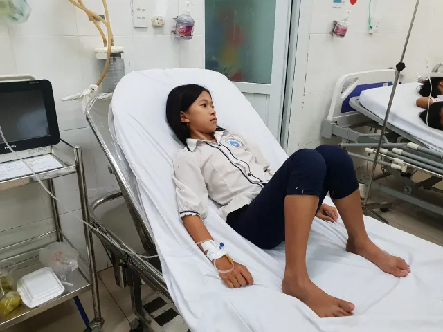 Hàng chục học sinh nhập viện sau khi uống sửa tại trưởng ở Ninh Thuận - Ảnh 3.