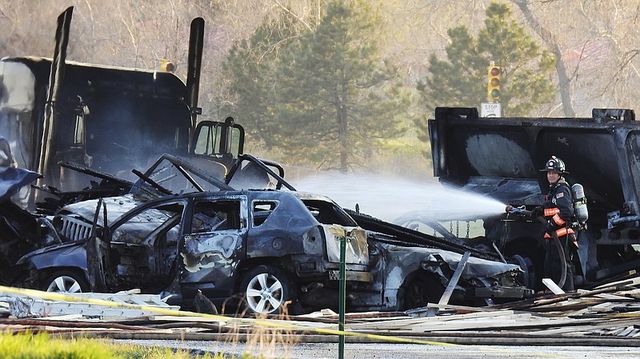 28 ô tô bốc cháy liên hoàn trên cao tốc Mỹ, 4 người thiệt mạng - Ảnh 1.