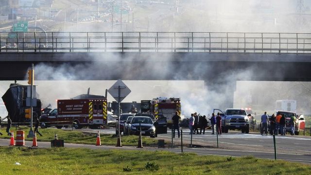 28 ô tô bốc cháy liên hoàn trên cao tốc Mỹ, 4 người thiệt mạng - Ảnh 3.