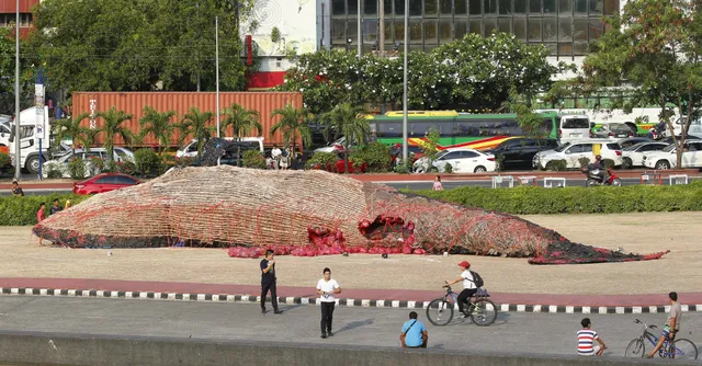 Philippines: Mô hình cá voi chết khổng lồ kêu gọi chống rác thải nhựa - Ảnh 2.