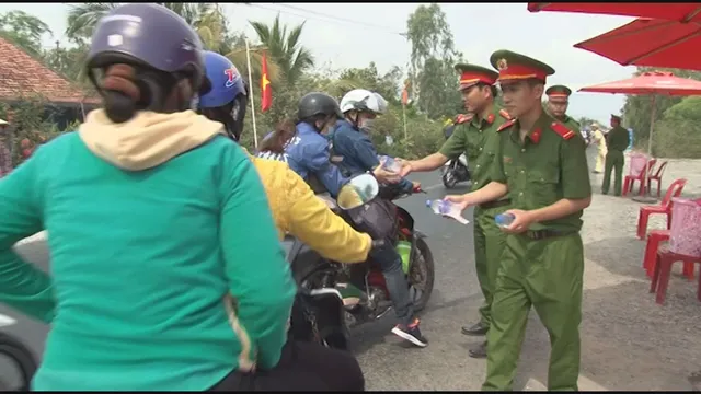 Đồng Tháp: Phát gần 20.000 chai nước suối và khăn lạnh cho người dân về quê nghỉ lễ - Ảnh 3.