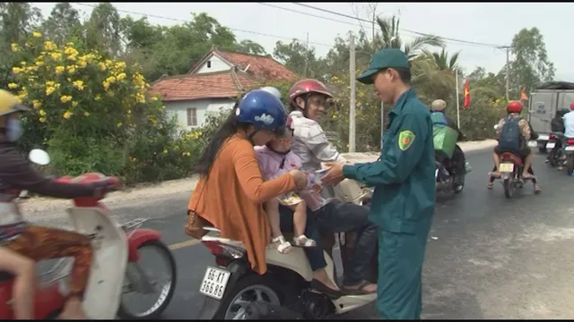 Đồng Tháp: Phát gần 20.000 chai nước suối và khăn lạnh cho người dân về quê nghỉ lễ - Ảnh 1.