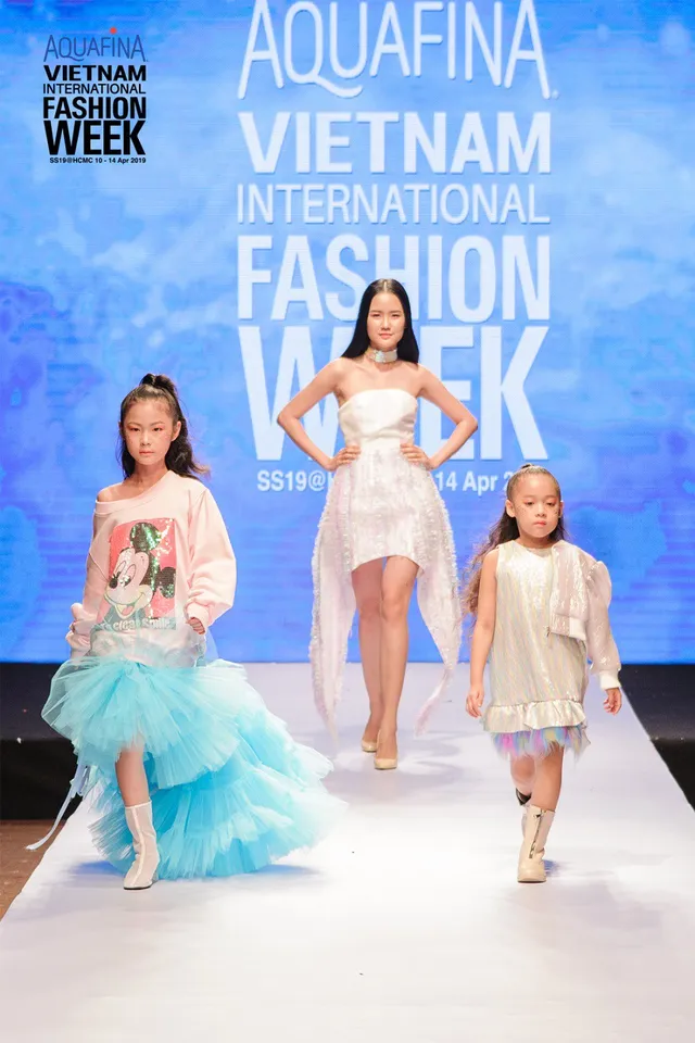 Nhiều NTK, thương hiệu thời trang đình đám tham dự Tuần lễ thời trang quốc tế Việt Nam Xuân - Hè 2019 - Ảnh 8. Nhiều NTK, thương hiệu thời trang đình đám tham dự Tuần lễ thời trang quốc tế Việt Nam Xuân - Hè 2019 - Ảnh 8.