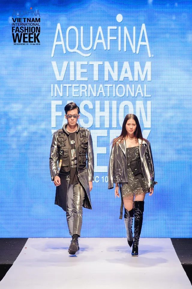 Thay thế Công Trí, Chung Thanh Phong tự tin làm nên điều đặc biệt mở màn Tuần lễ thời trang quốc tế Việt Nam Xuân - Hè 2019 - Ảnh 1. Thay thế Công Trí, Chung Thanh Phong tự tin làm nên điều đặc biệt mở màn Tuần lễ thời trang quốc tế Việt Nam Xuân - Hè 2019 - Ảnh 1.
