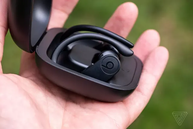 Apple trình làng tai nghe Powerbeats Pro cho người yêu thể thao - Ảnh 4. Apple trình làng tai nghe Powerbeats Pro cho người yêu thể thao - Ảnh 4.